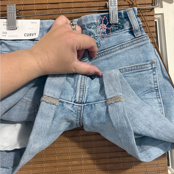 American Eagle Outfitters Light Blue Ripped Jean Shorts - Picture 5 of 7